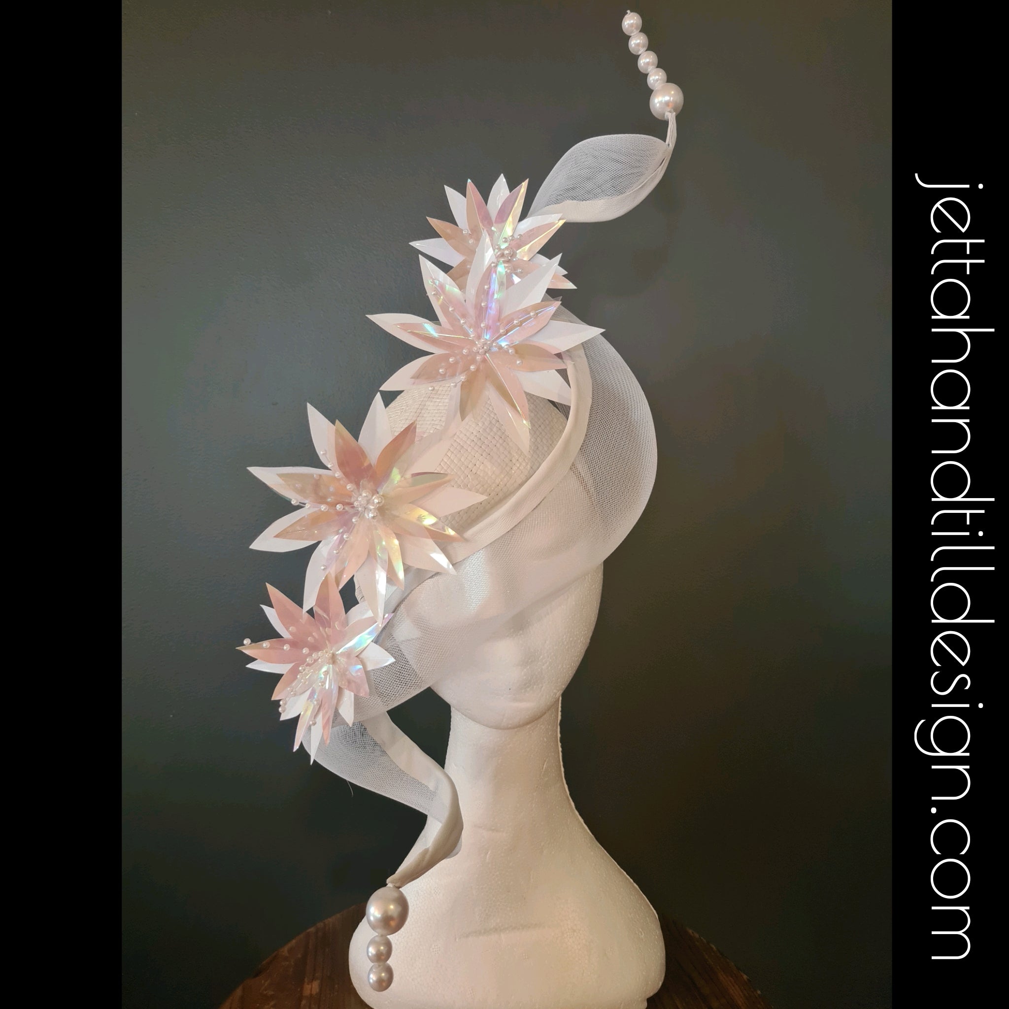 White pearl lilly sculptured veiled beret