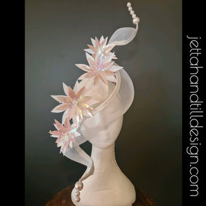 White pearl lilly sculptured veiled beret